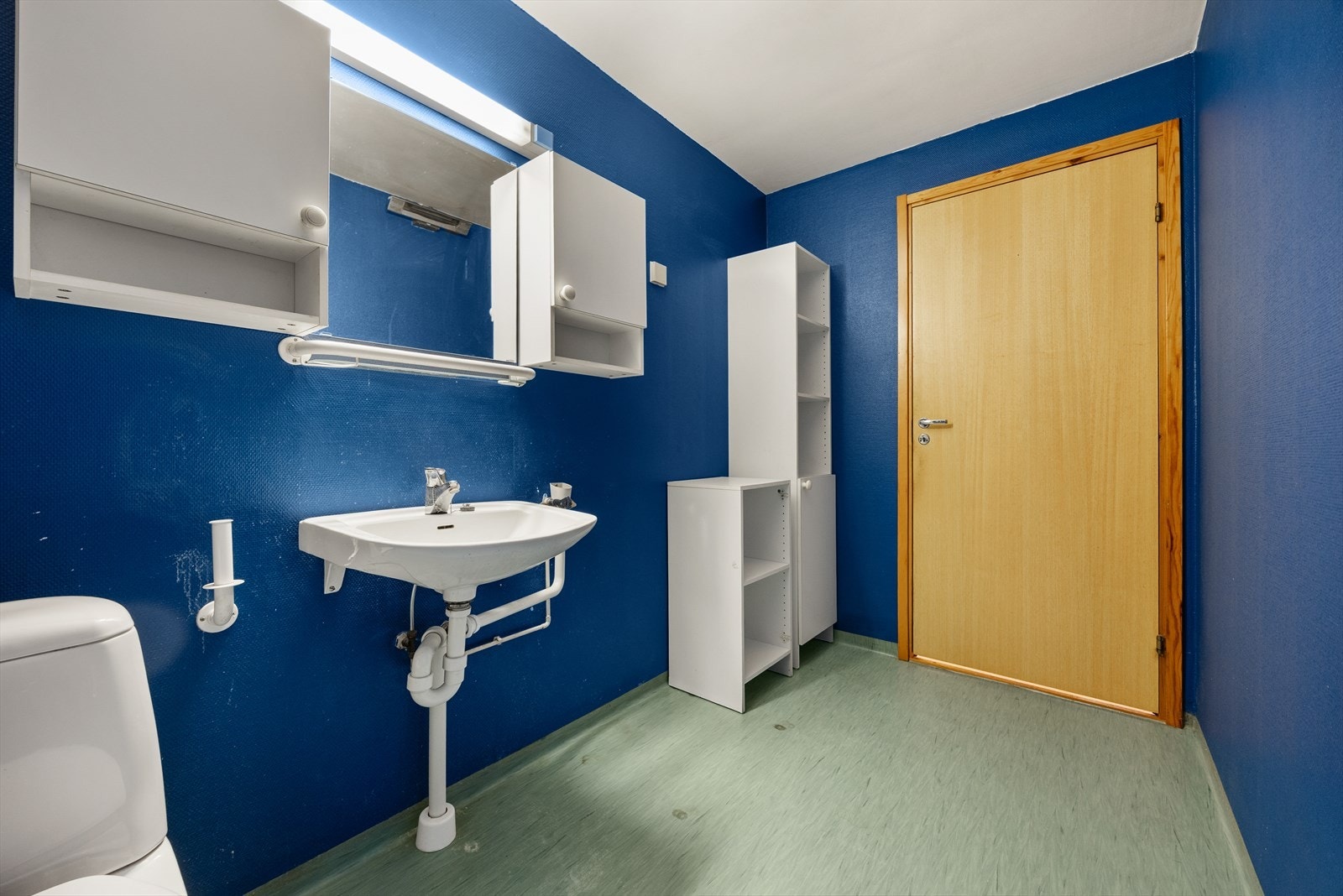 Badet er romslig og gir et godt utgangspunkt for oppgradering. Galleribilde