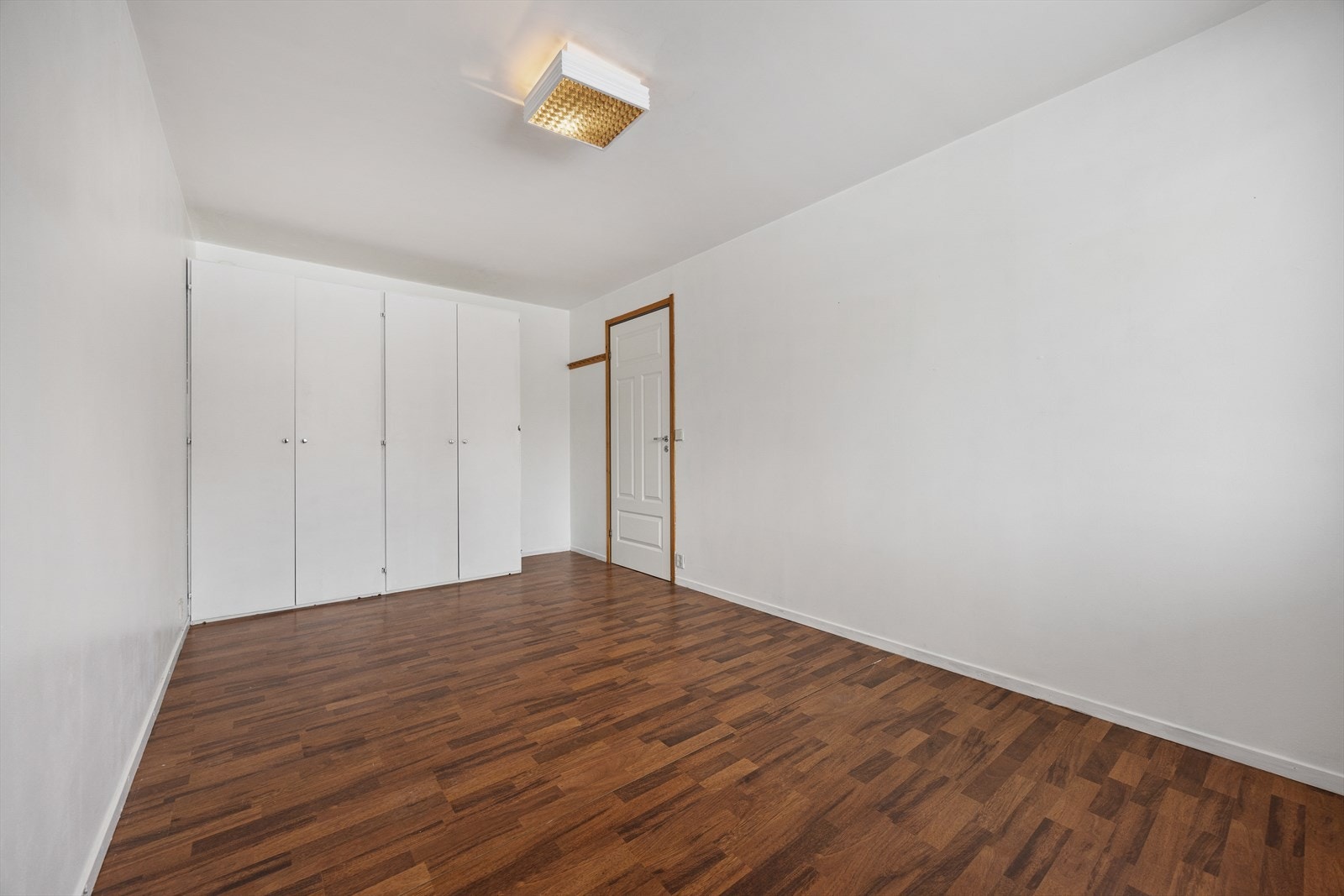 Rommet er utstyrt med en garderoberekke som gir rikelig med oppbevaringsplass. Galleribilde