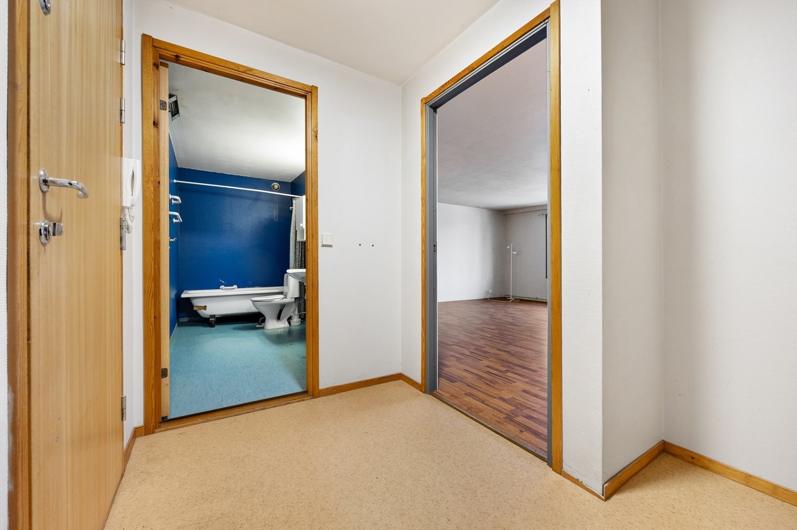 Fra entreen er det direkte inngang til badet og den åpne stuen. Galleribilde