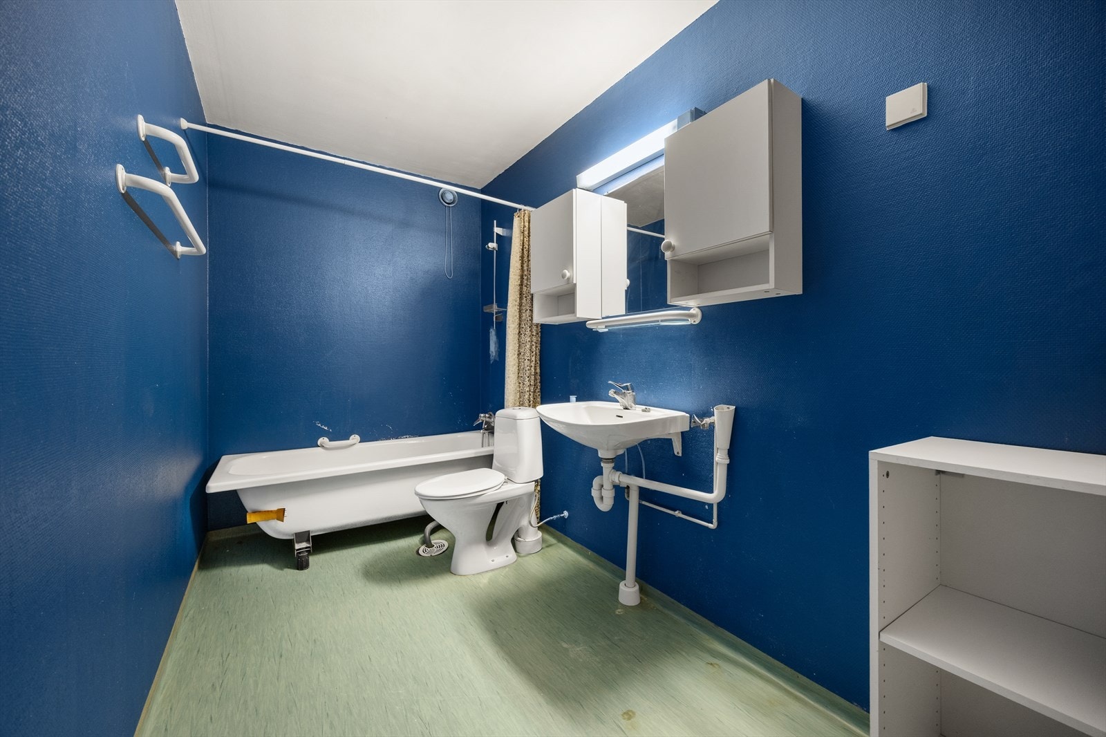 Størrelsen på badet gir fleksibilitet for ulike innredningsløsninger. Galleribilde