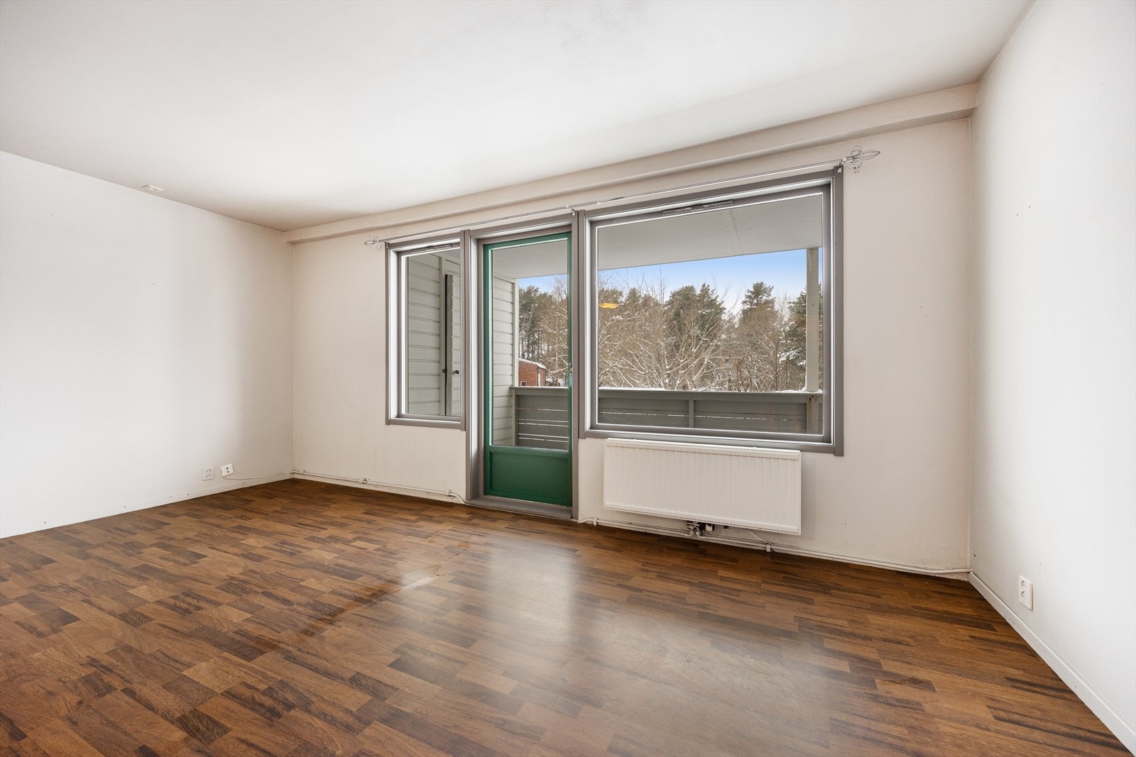 Fra stuen er det direkte utgang til den romslige, overbygde balkongen. Galleribilde