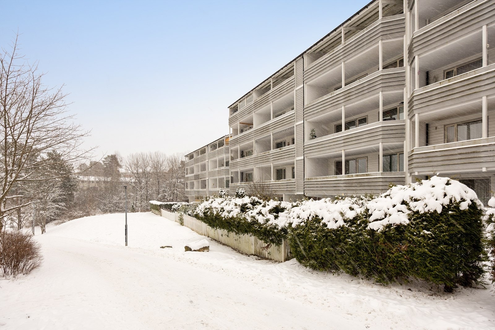 Bygget har en klassisk teglsteinsfasade og er omgitt av grøntarealer. Galleribilde