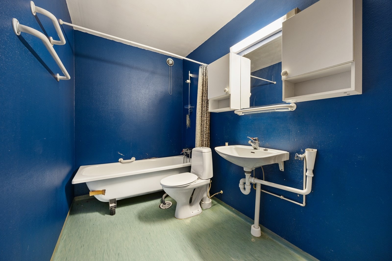 Rommet er innredet med badekar, servant og toalett. Galleribilde