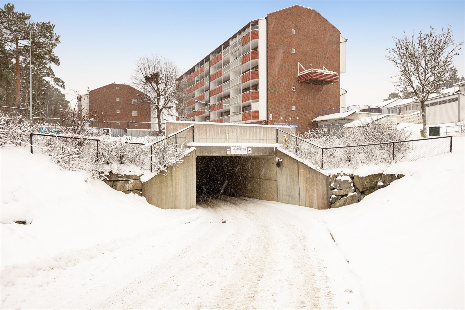 Eiendommen har adkomst til felles garasjeanlegg. Galleribilde