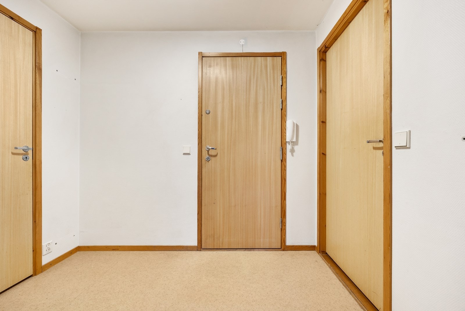 Velkommen inn i en entré med tilgang til alle rom i leiligheten. Galleribilde