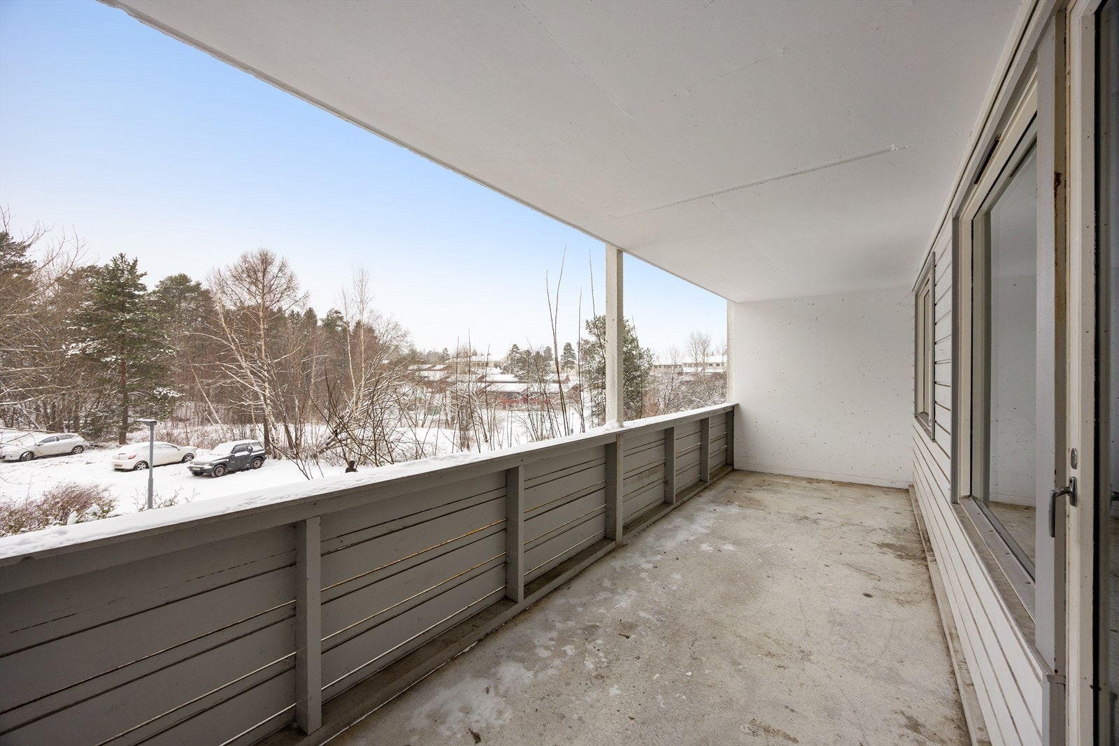 Fra balkongen har man utsyn over fellesområdene og nærområdet. Galleribilde