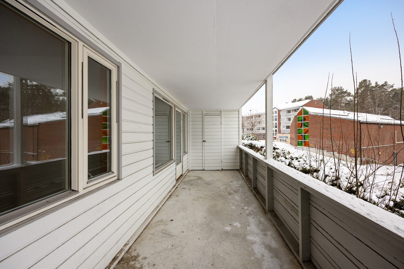 En overbygget og svært langstrakt balkong gir et skjermet og anvendelig uterom. Galleribilde
