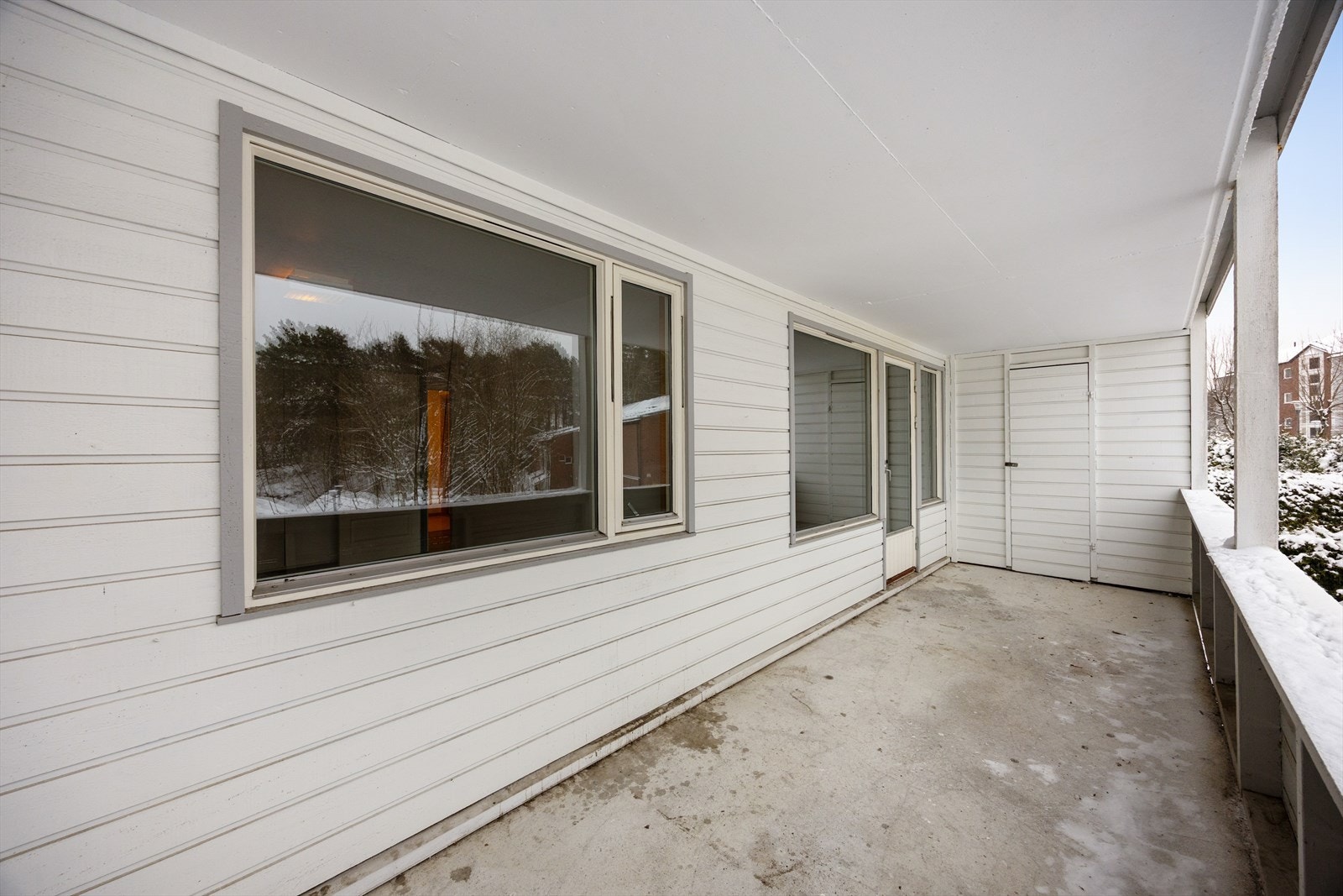 Balkongen strekker seg langs hele leilighetens bredde. Galleribilde