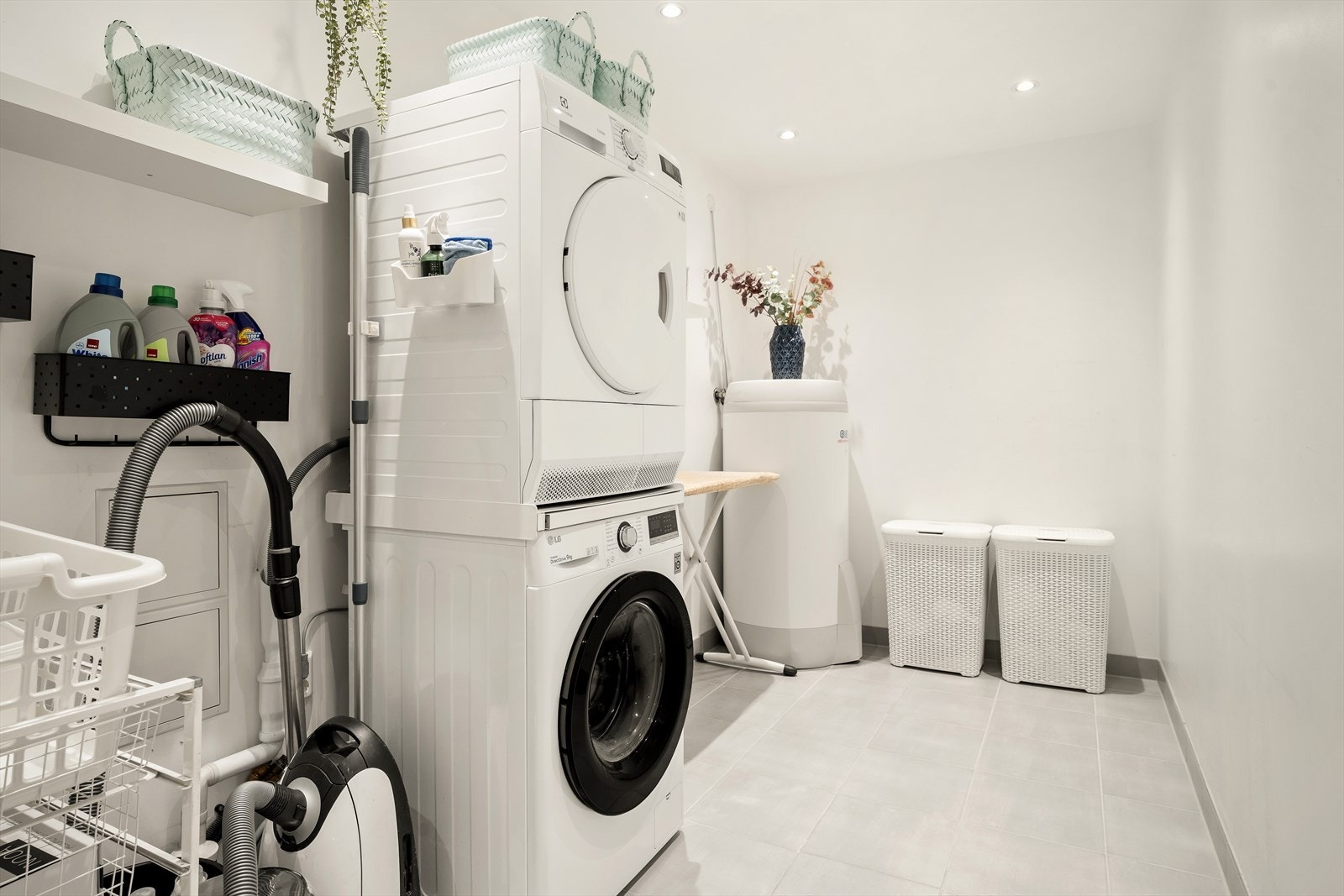 Praktisk flislagt vaskerom Galleribilde