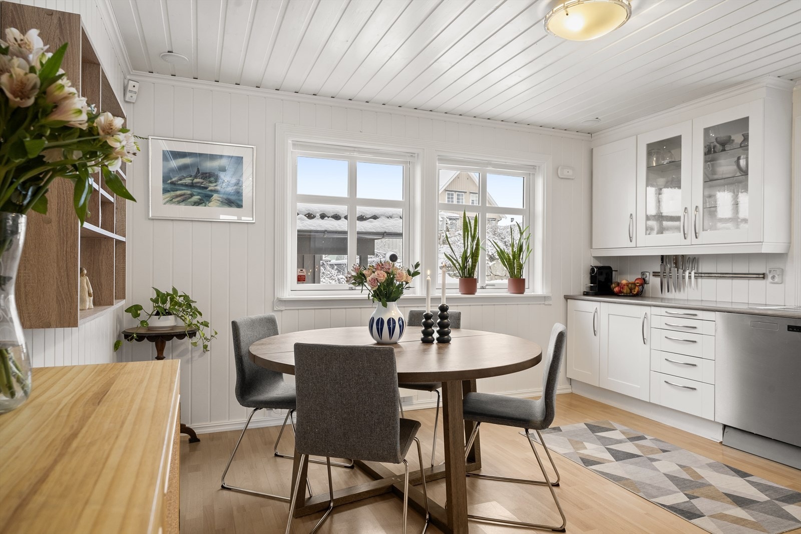 Kjøkken med god mye skap- og benkeplass og god plass til spisebord Galleribilde