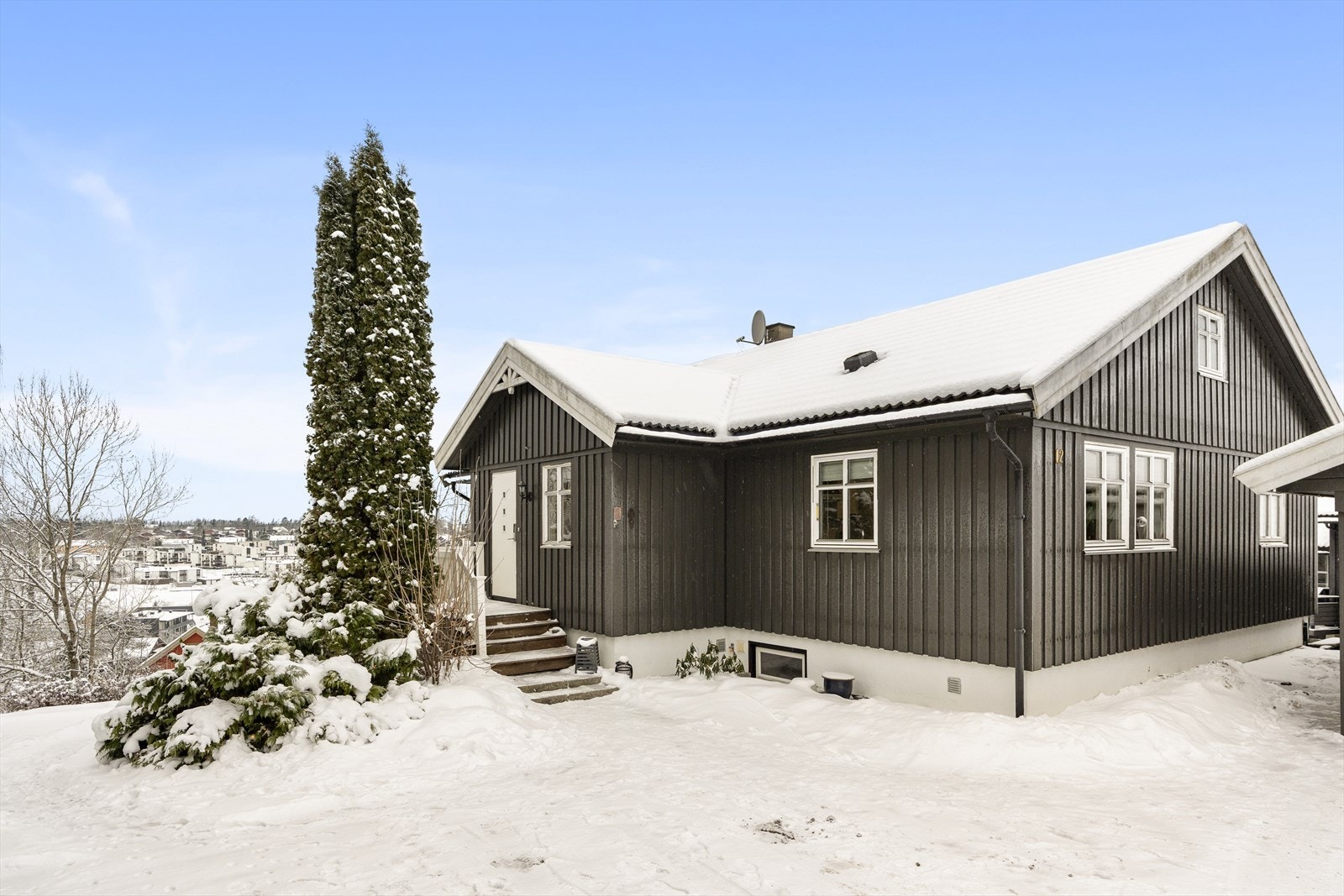 Boligen har romslig steinlagt gårdsplass med flere biloppstillingsplasser Galleribilde