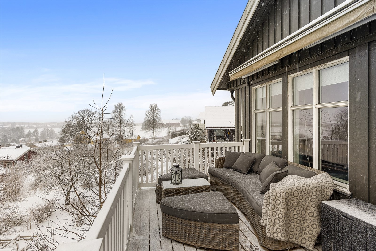 Boligen ligger høyt og fritt med flott utsikt og glimrende solforhold Galleribilde