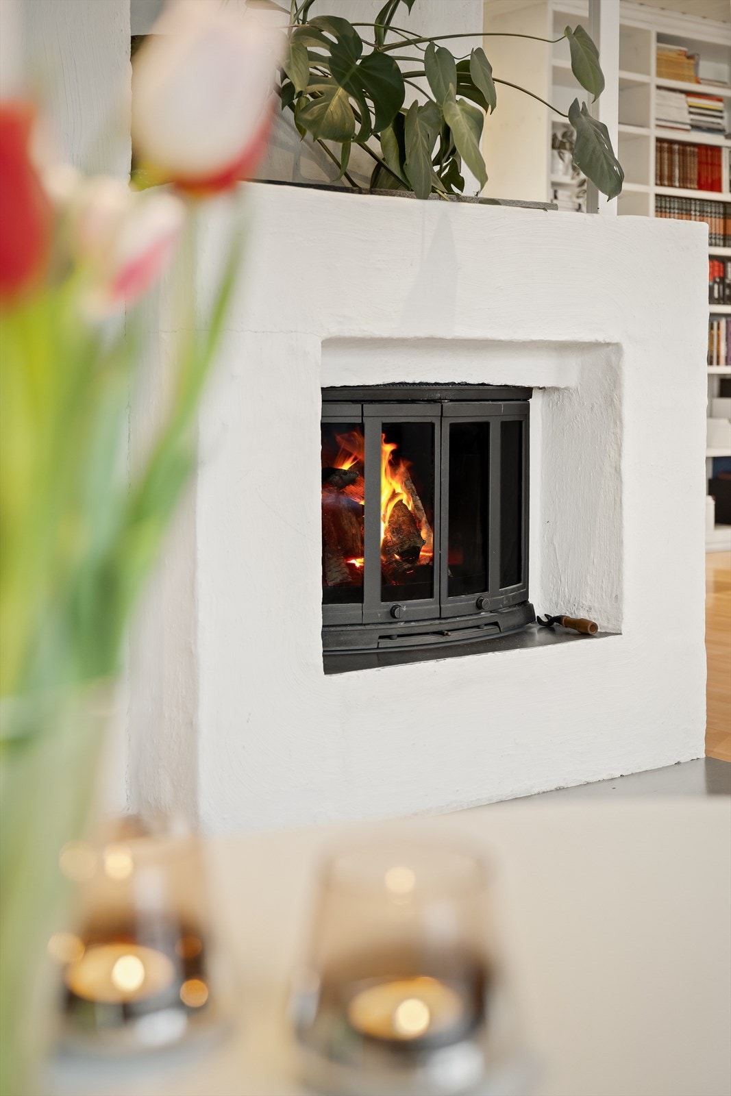 Peisen kan nytes både fra sofa og spisestuen Galleribilde