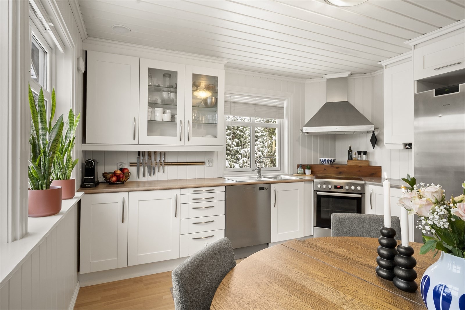 Kjøkken med god mye skap- og benkeplass og god plass til spisebord Galleribilde