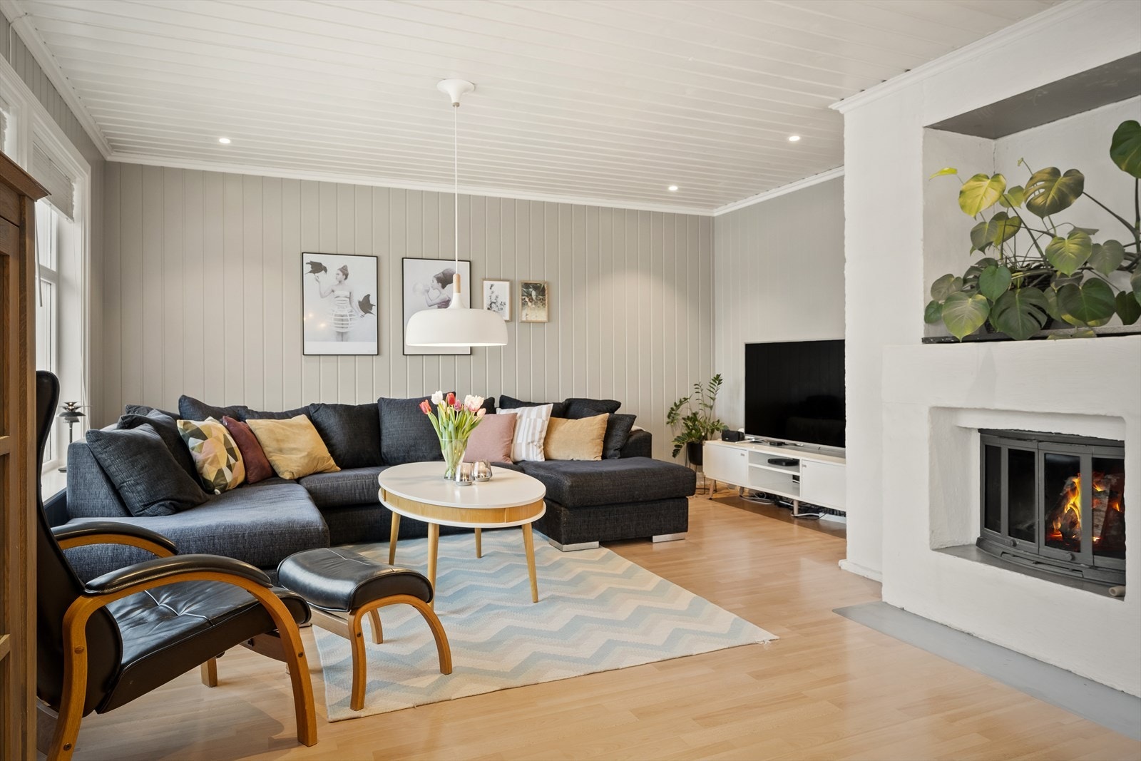 Romslig stue med utgang til vestvendt terrasse Galleribilde