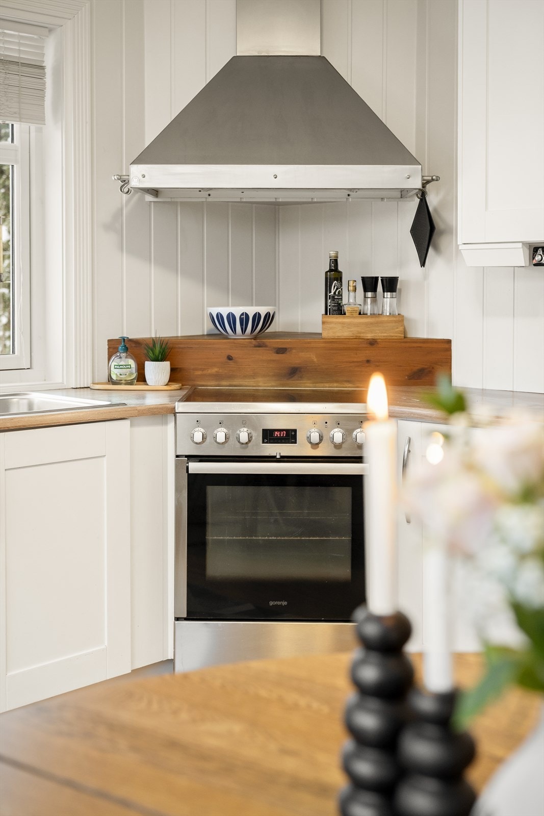 Kjøkken med god mye skap- og benkeplass og god plass til spisebord Galleribilde