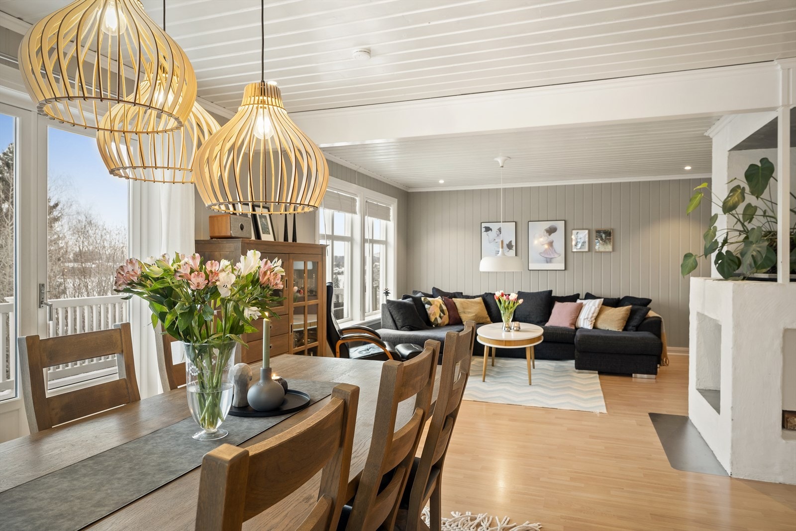 Romslig stue med utgang til vestvendt terrasse Galleribilde