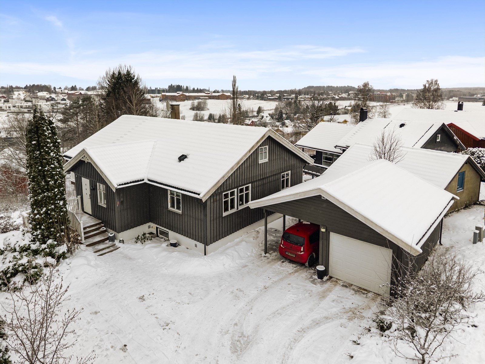 Boligen har romslig steinlagt gårdsplass med flere biloppstillingsplasser Galleribilde