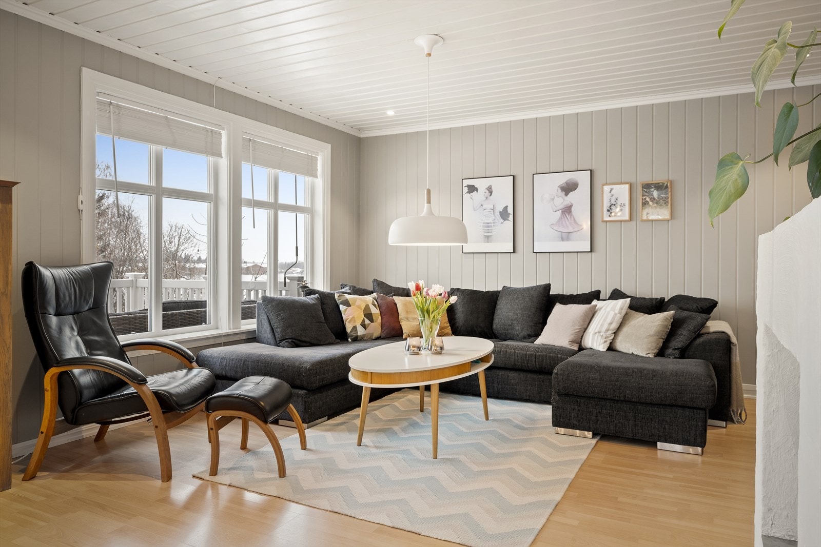 Romslig stue med utgang til vestvendt terrasse Galleribilde