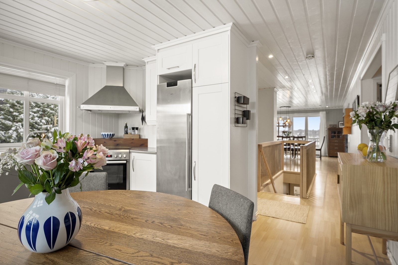 Kjøkken med god mye skap- og benkeplass og god plass til spisebord Galleribilde