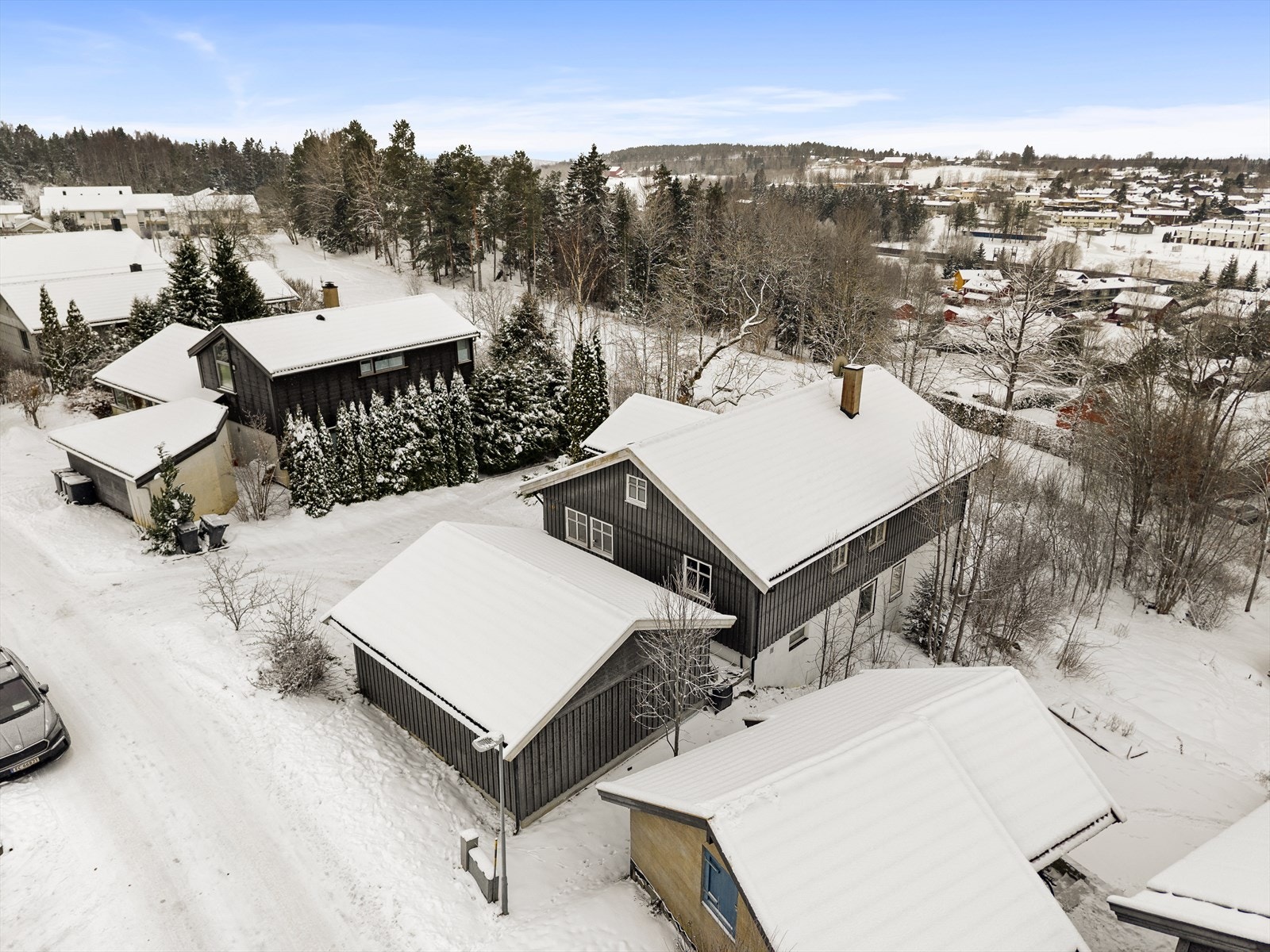 Boligen har romslig steinlagt gårdsplass med flere biloppstillingsplasser Galleribilde
