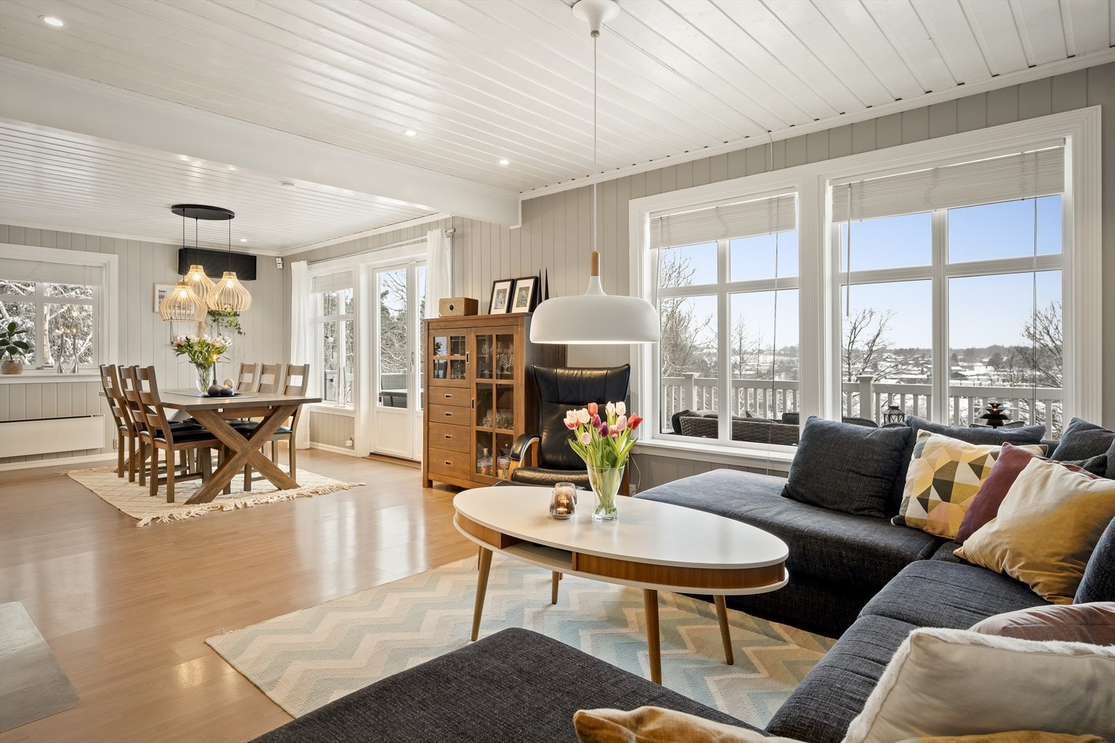 Romslig stue med utgang til vestvendt terrasse Galleribilde