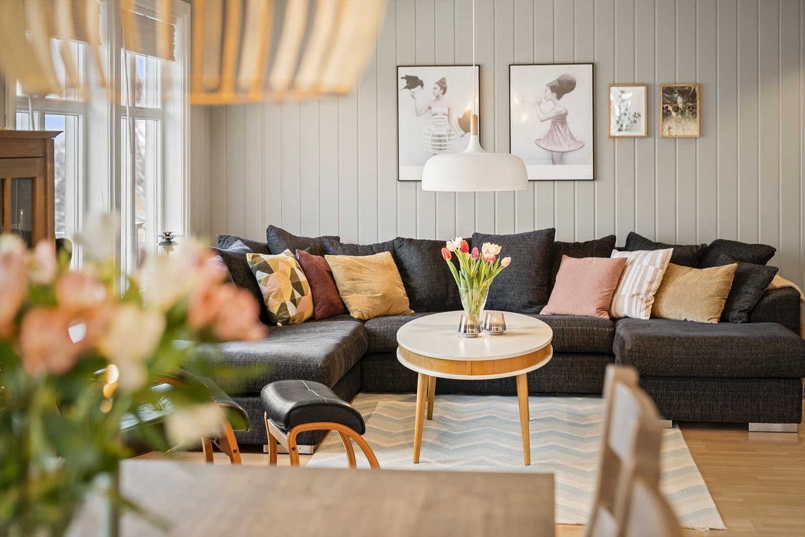 Romslig stue med utgang til vestvendt terrasse Galleribilde