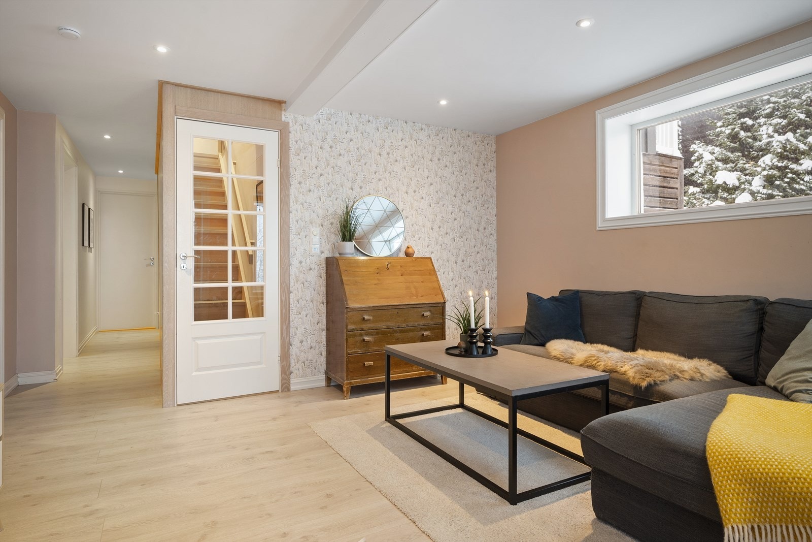 Kjellerstue med utgang til vestvendt terrasse Galleribilde