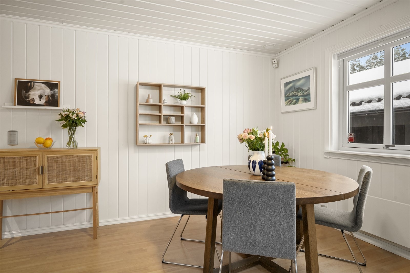 Kjøkken med god mye skap- og benkeplass og god plass til spisebord Galleribilde