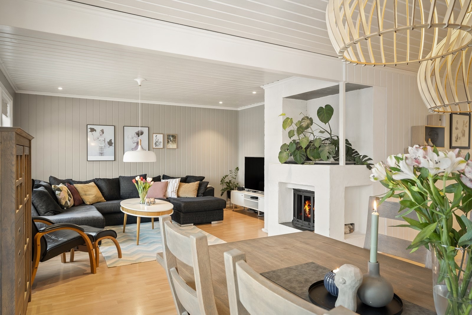 Romslig stue med utgang til vestvendt terrasse Galleribilde