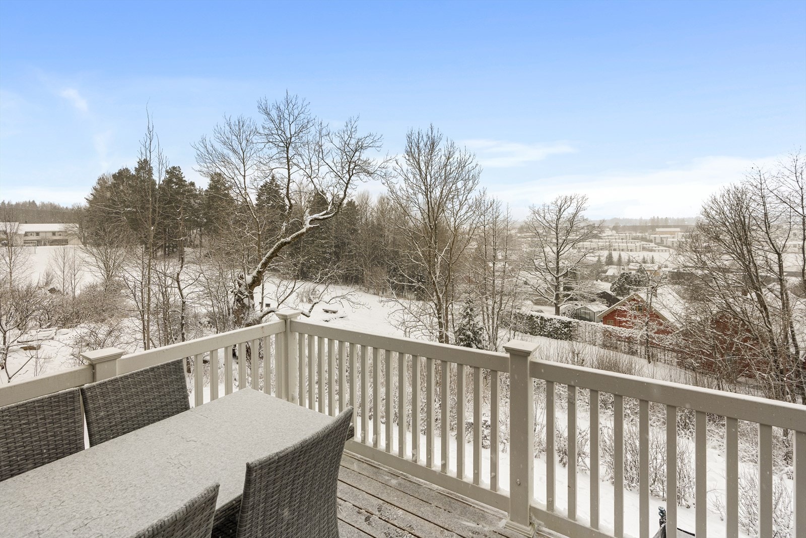 Boligen ligger høyt og fritt med flott utsikt og glimrende solforhold Galleribilde