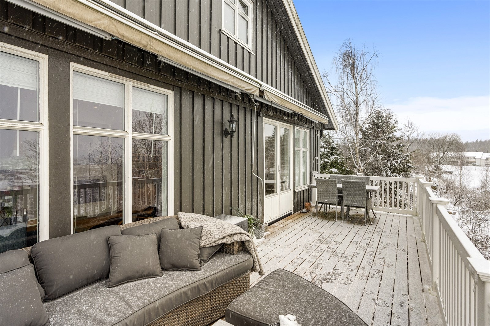 Boligen ligger høyt og fritt med flott utsikt og glimrende solforhold Galleribilde