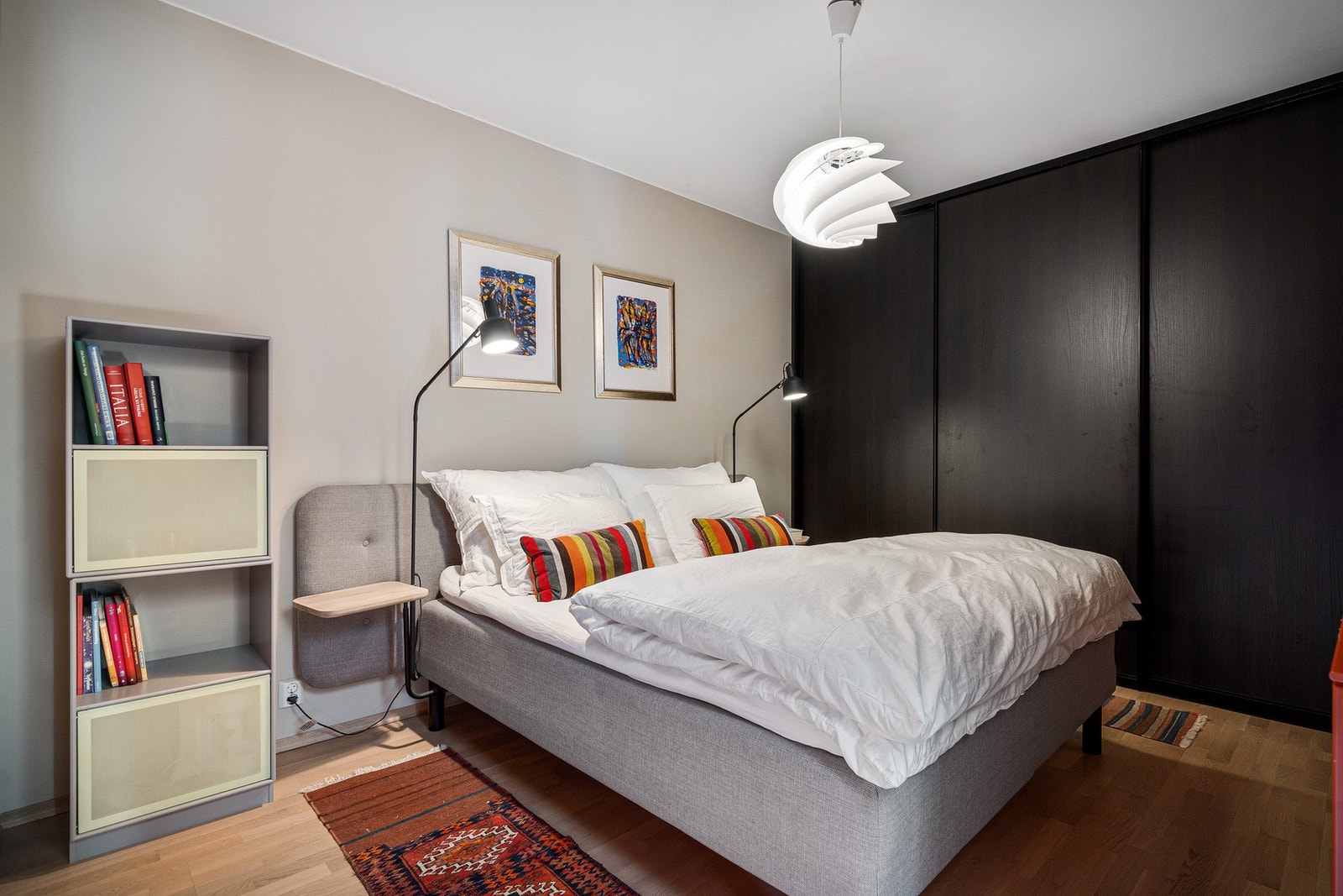 Stort hovedsoverom med skyvedørsgarderobe Galleribilde