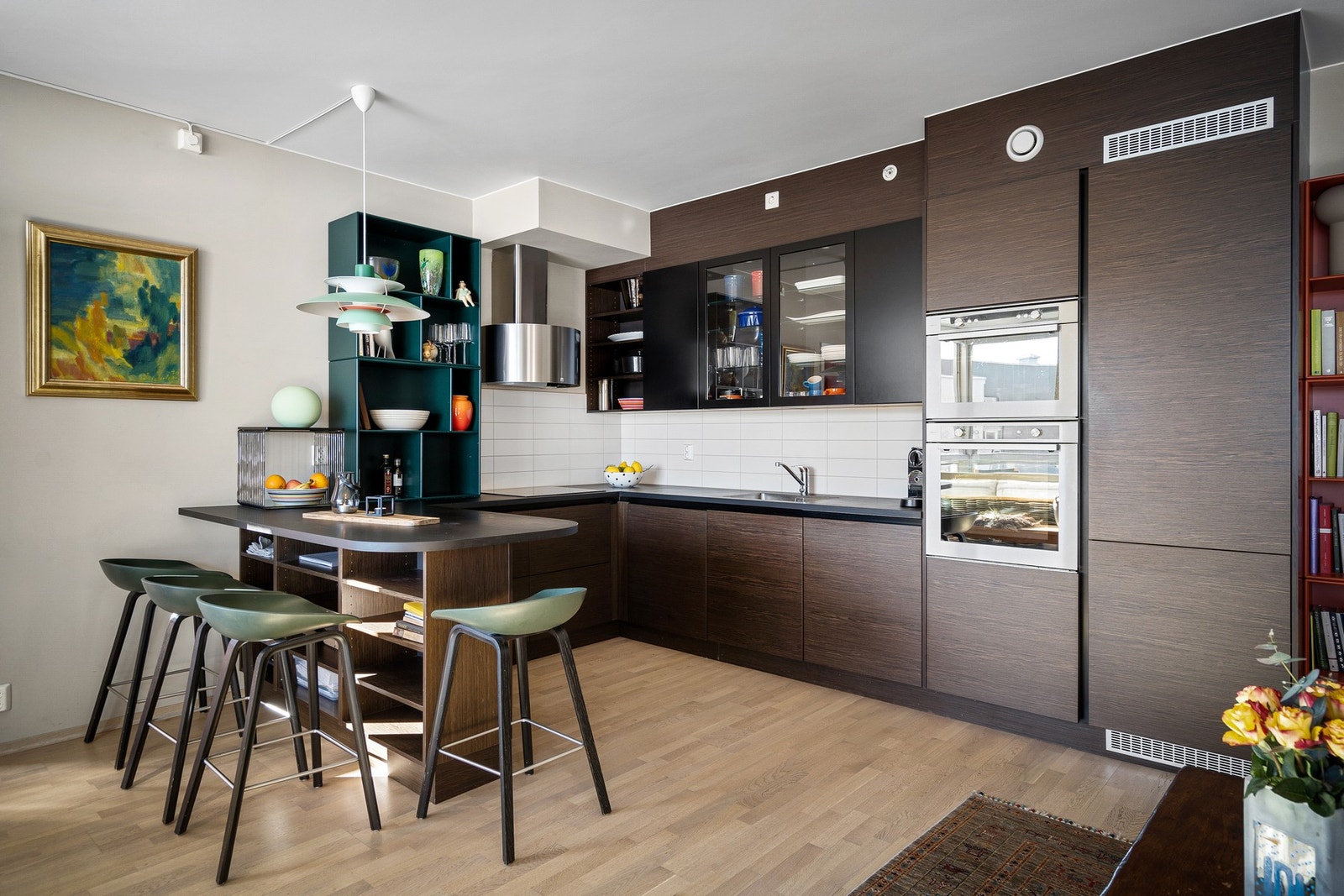 Moderne kjøkkeninnredning av type HTH med struktur og sort benkeplate. Rikelig med skap og benkeplass Galleribilde