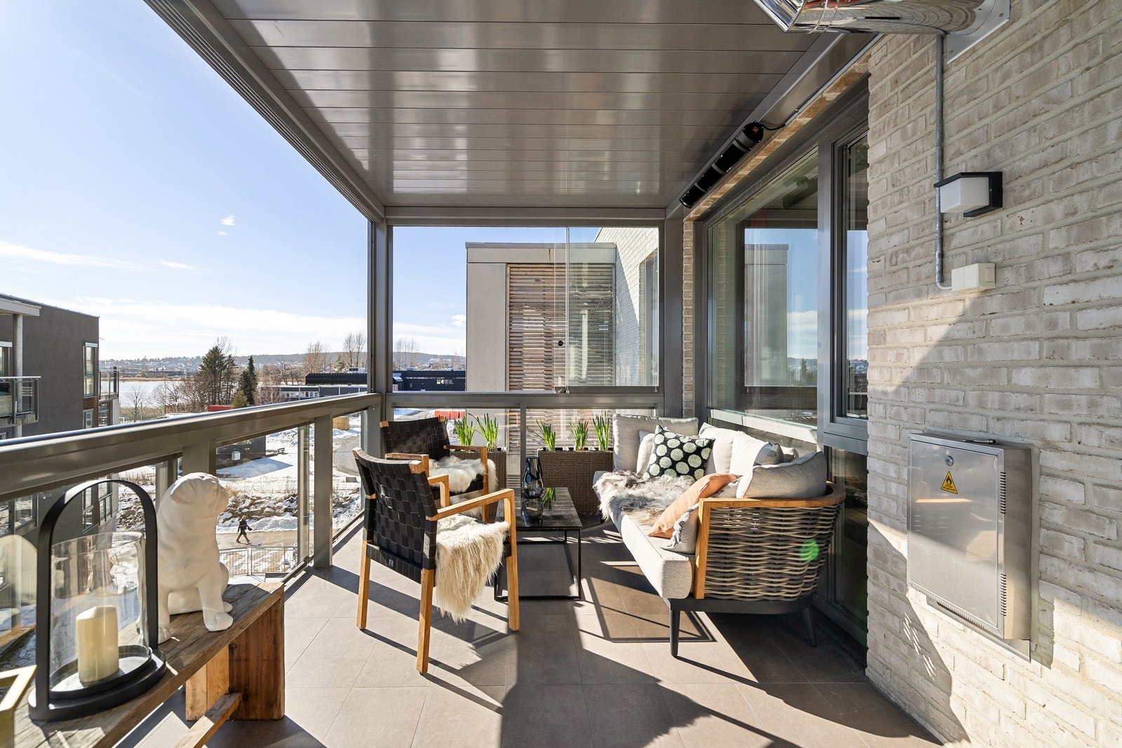 Her er det deilig innglasset balkong som forlenger utesesongen Galleribilde