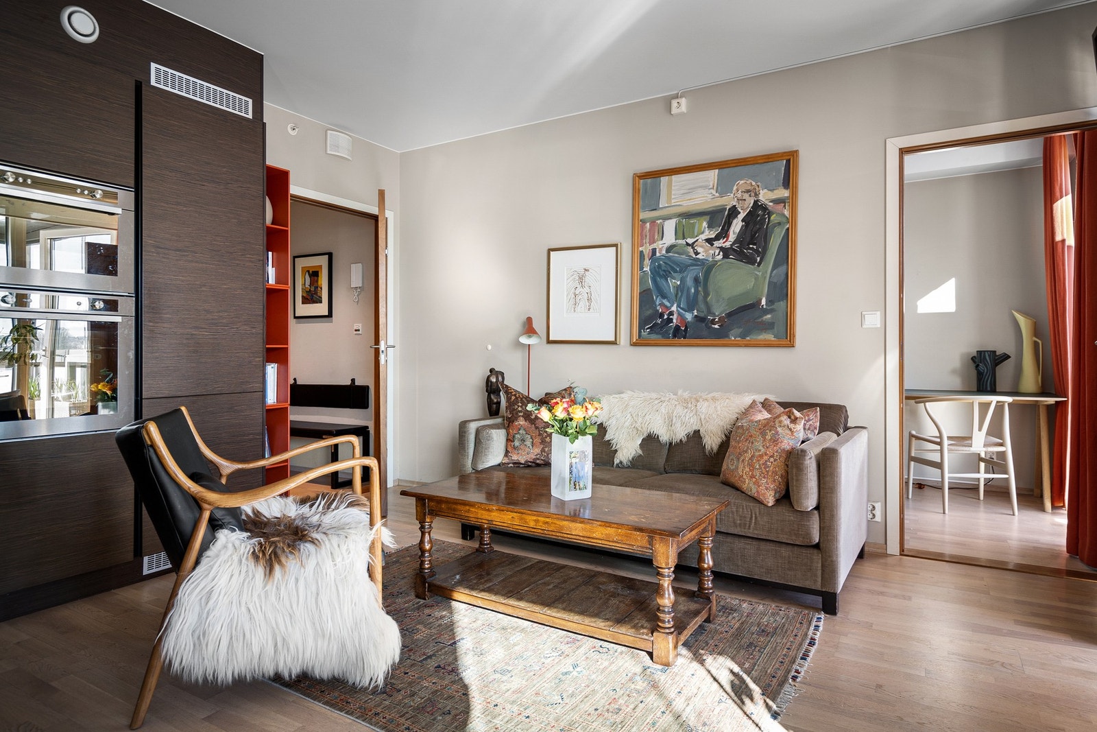 Stuen og kjøkkenet ligger i åpen løsning Galleribilde