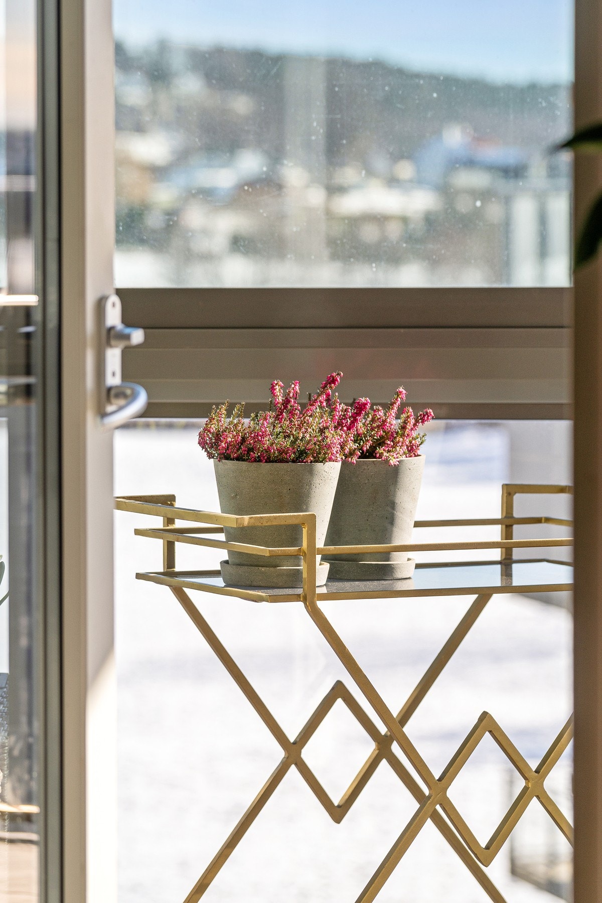 Fra rommet er det utgang til balkongen Galleribilde