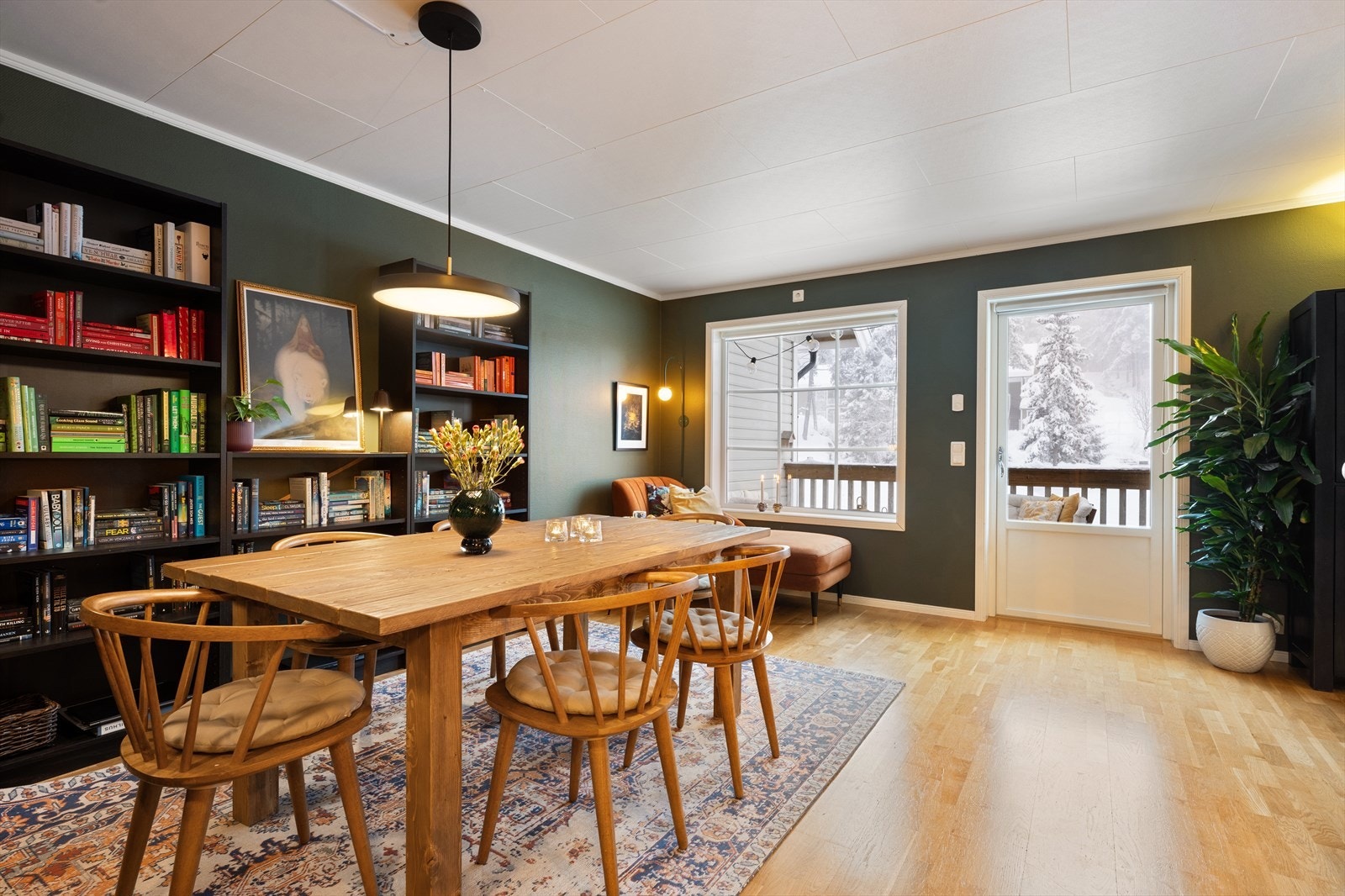 Fra rommet er det dør med utgang til sørvest-vendt balkong, som gir gode lysforhold. Galleribilde