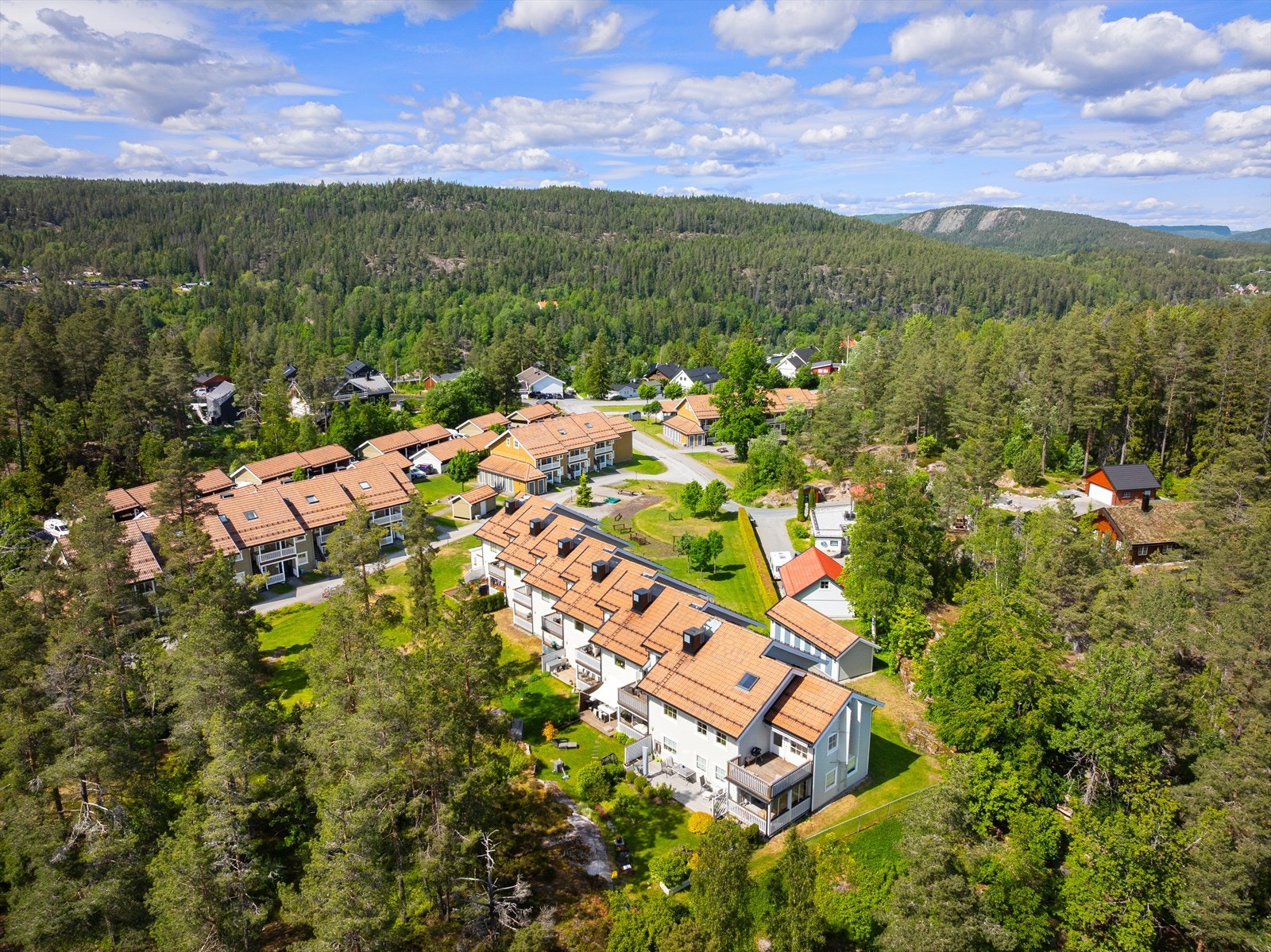Leiligheten har parkering for én bil i carport. Det er montert ladestasjon. Galleribilde