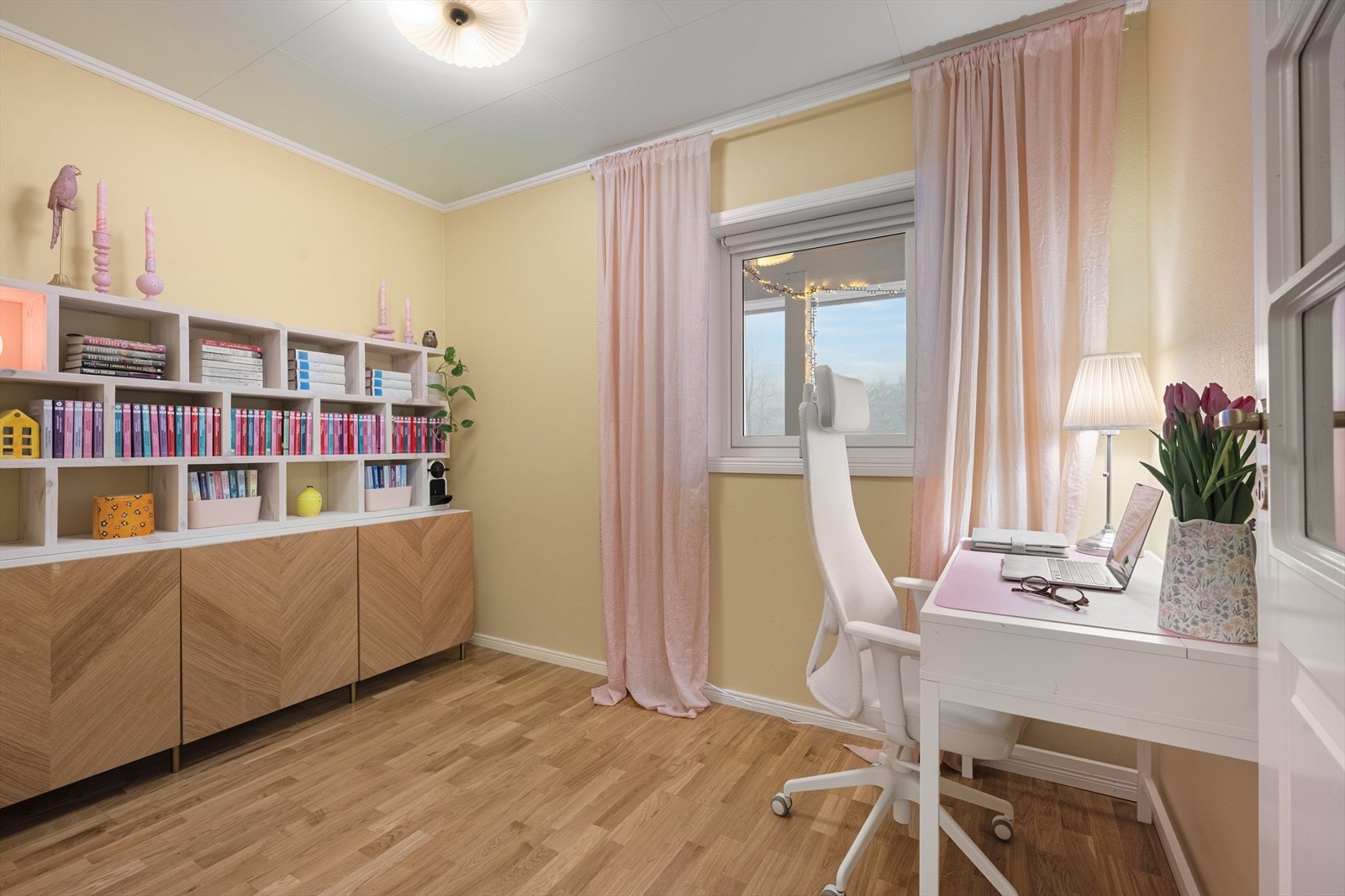 Soverom i 2. etasje. Samtlige soverom har 3-stavs parkett på gulv og malt tapet på vegger. Galleribilde