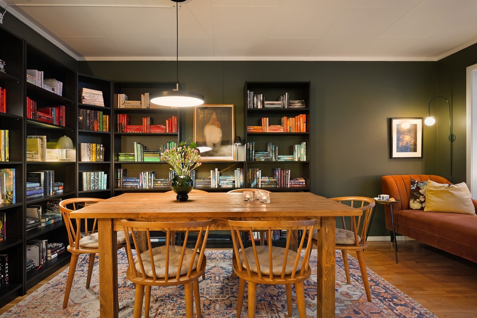 Det er 3-stavs parkett på gulv og malt tapet på vegger. Galleribilde