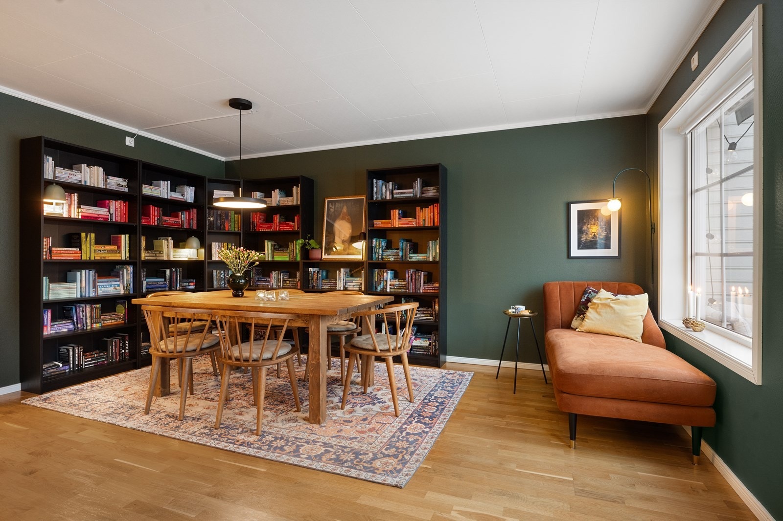 Rommets gode utforming gir fleksible møbleringsmuligheter, og det er mulig å innrede med et mindre spisebord og en egen sofakrok dersom ønskelig. Galleribilde