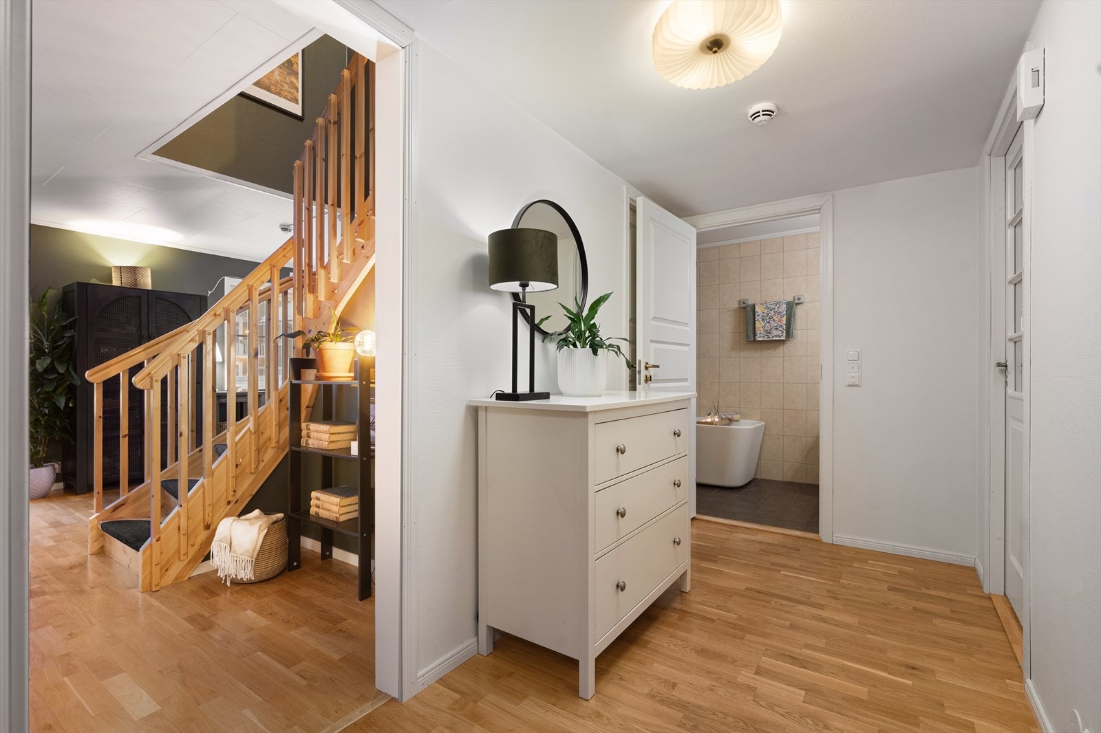 Det er montert luft til luft varmepumpe i 2. etasje som er tilkoblet anlegget for balansert ventilasjon med varmegjenvinning i leiligheten. Galleribilde