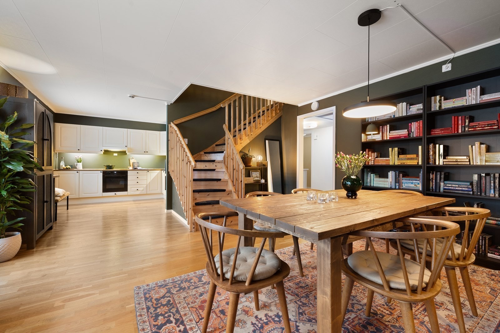 Innholdsrik endeleilighet over to plan med 3 soverom, 2 bad og loftstue. Carport m/lader. Barnevennlig ved marka. Galleribilde