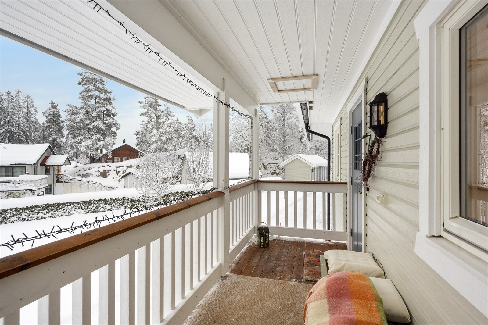 Ved inngangspartiet er det en overbygd veranda på ca. 6 kvm som vender mot nord. Galleribilde