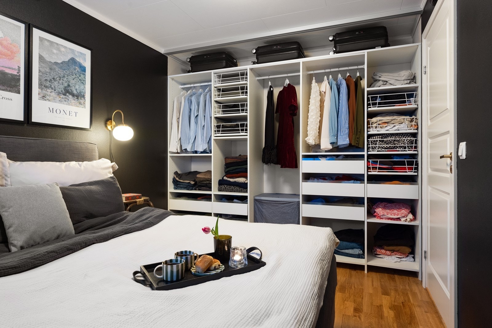 Hovedsoverommet i hovedetasjen har god plass til dobbeltseng og er utstyrt med garderobeløsning som gir rikelig med oppbevaringsplass. Galleribilde