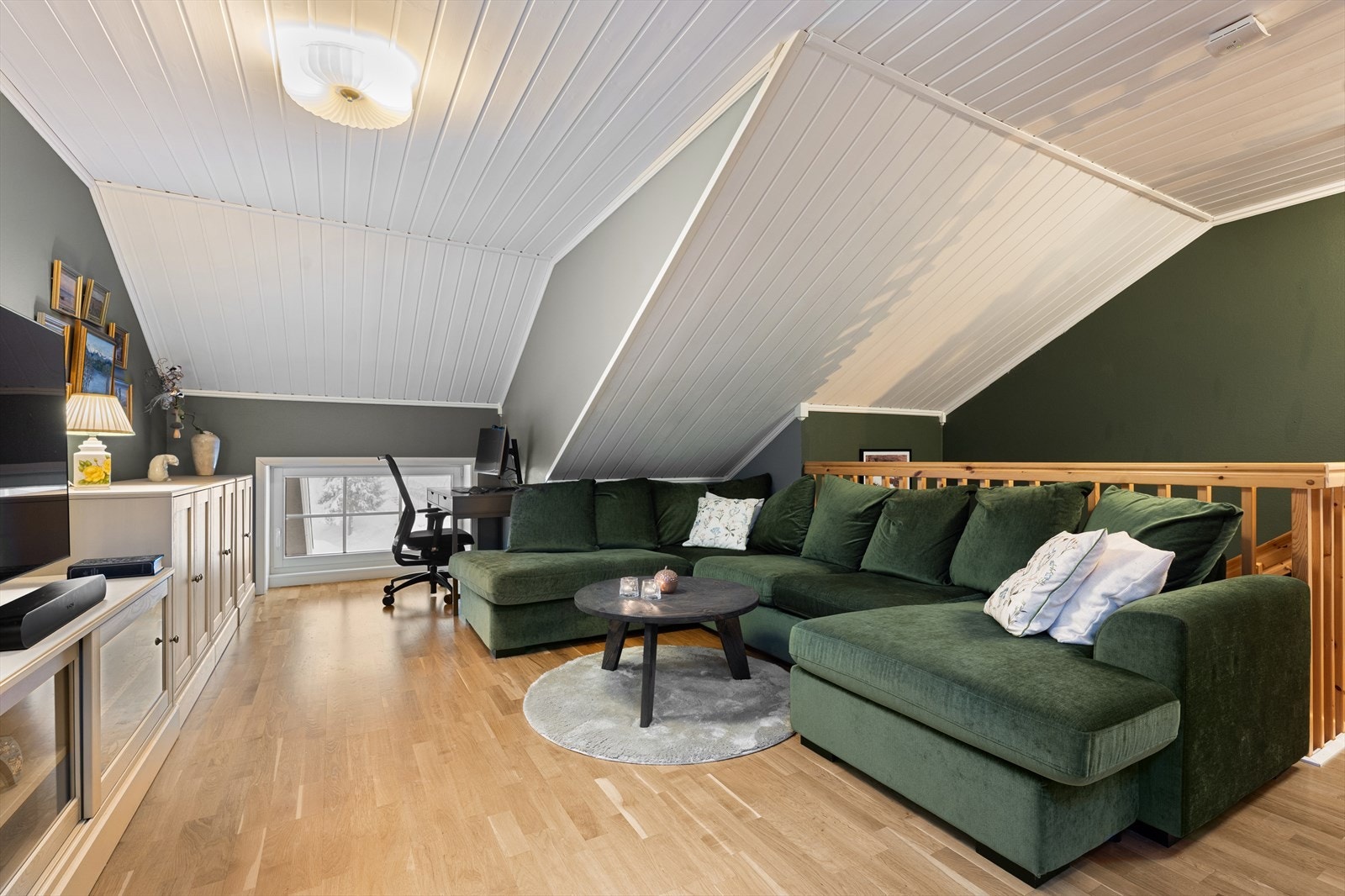 Romslig loftstue med god plass til stor sofagruppe, og som egner seg svært godt som TV-stue eller ekstra oppholdsrom. Galleribilde