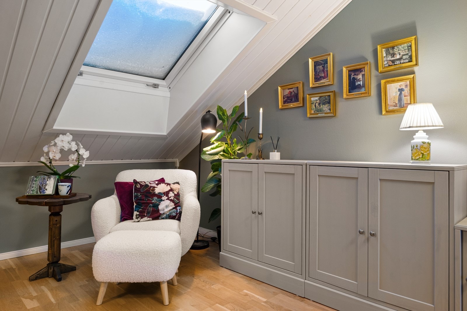 Loftstue. Galleribilde