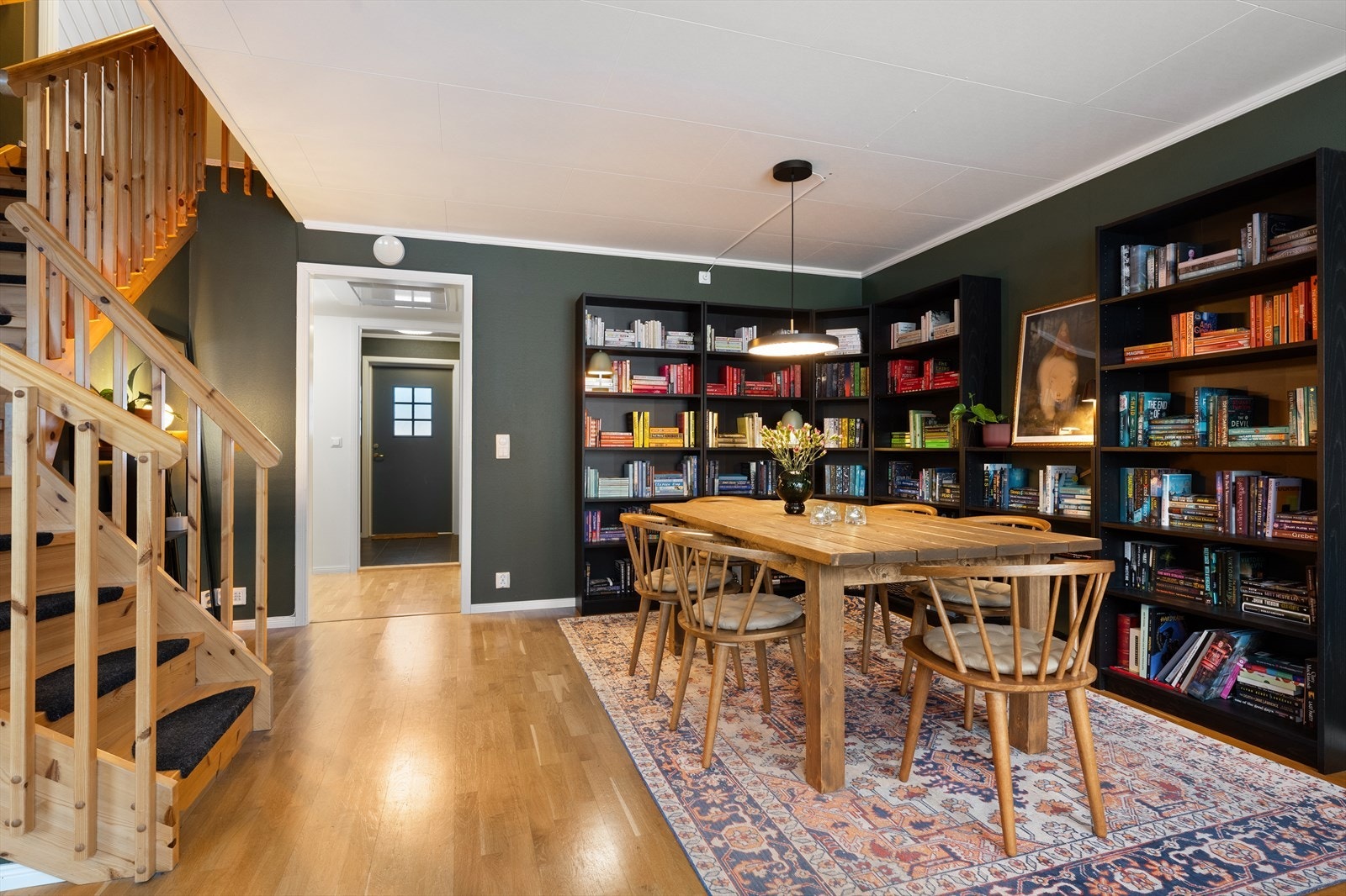 Boligen har et stort og romslig oppholdsrom i hovedetasjen, som i dag er innredet som en generøs spisestue. Galleribilde