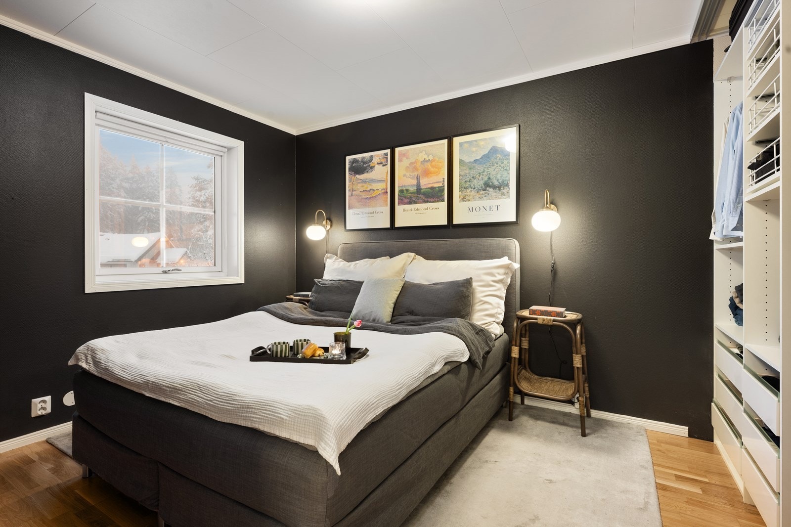 Boligen har totalt tre soverom, hvorav to er plassert i hovedetasjen og ett i øverste etasje. Galleribilde